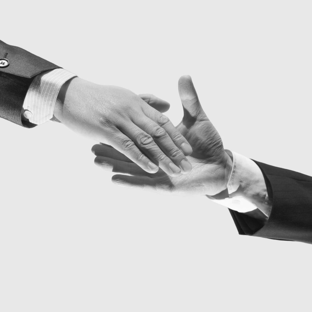 Cierre de acuerdo exitoso y negociación de compraventa de empresa entre empresarios - CorporatePOINT